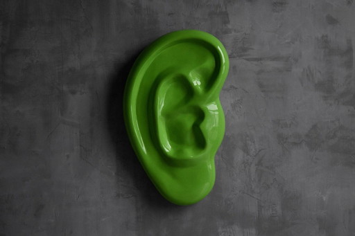 Sculpture d'oreille contemporaine en fibre de verre - Années 2010