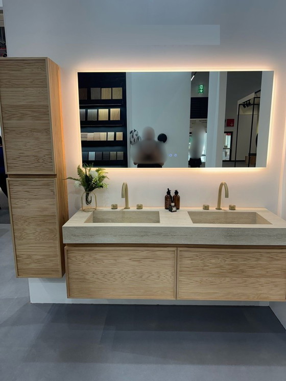 Image 1 of Prachtige exclusieve massief badkamermeubelset incl kolomkast kranen spiegel en wastafel !