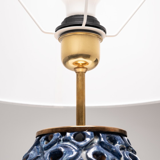 Perforierte blau-weiß glasierte Steingut Tischlampe Dänemark, 1960er Jahre, Tischlampen, Keramik, Messing (Foto 6 von 8)