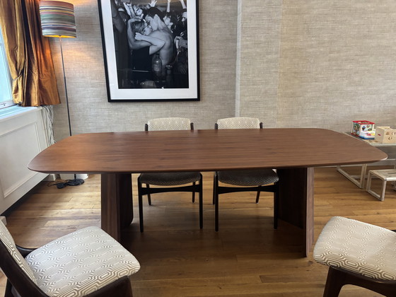 Image 1 of Walnut/walnut dining table round corners - Decor Amsterdam