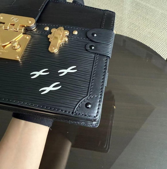 Image 1 of LOUIS VUITTON TRUNK CLUTCH - EPI LEER ZWART MET GOUDEN BESLAG