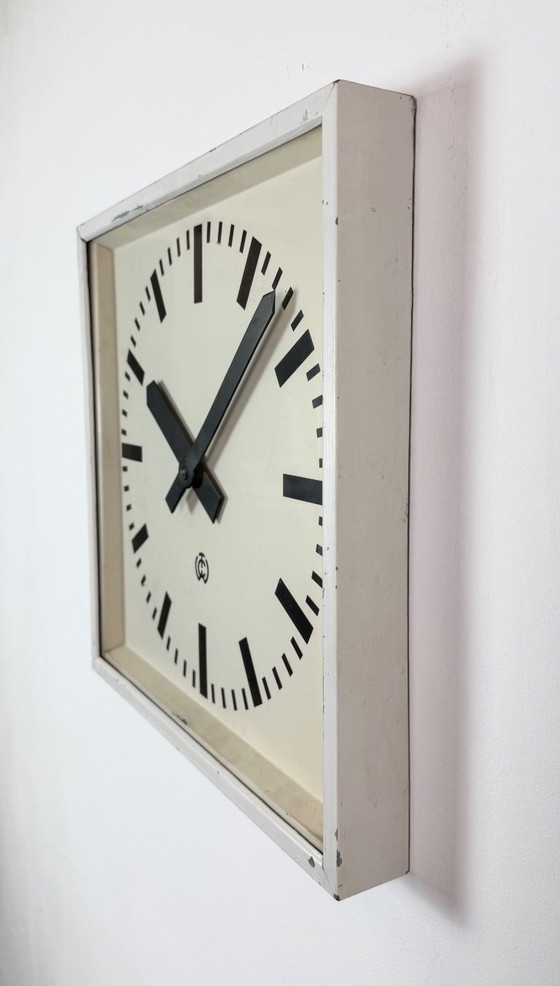 Grande horloge murale carrée blanche de style industriel, de CTW, 1960 – Pendules, Glass, Iron (photo 4 of 19)