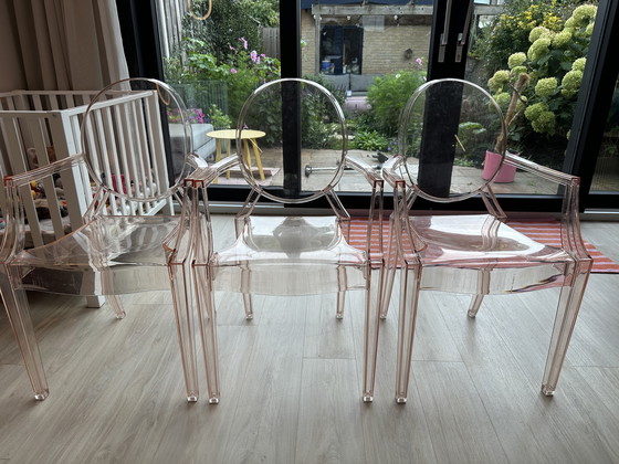 Image 1 of 3 roze Kartell Louis Ghost eetkamerstoelen