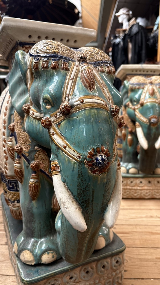 Paire de grands sièges de jardin en céramique émaillée chinoise en forme d'éléphant – Tables d'appoint (photo 9 of 12)