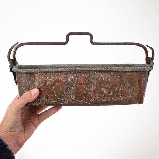 Image 1 of Cacerola antigua de cobre para guisar pescado: con relieve de grifos y flor de lis.