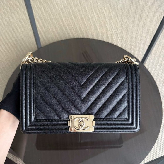 Image 1 of Chanel Boy Medium - Caviar 25CM generfd kalfsleer met chevronpatroon in zwart met gouden hardware
