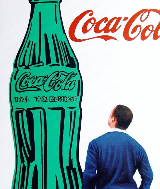 Image 1 of Bouteille de Coca-Cola - Tableau d'un homme regardant une peinture d'Andy Warhol