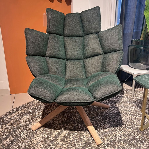 Poltrona girevole con pouf Husk di B&B Italia