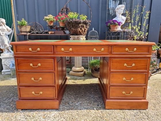 Image 1 of Table à écrire classique anglaise, bureau, avec incrustation de cuir en état neuf Taille 150x75 et 76cm de haut