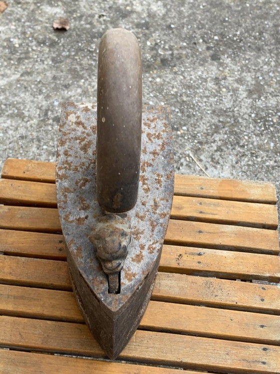 Antikes Kohlebügeleisen mit Holzgriff, 1890 – Dekorative Objekte, Vintage (photo 4 of 6)