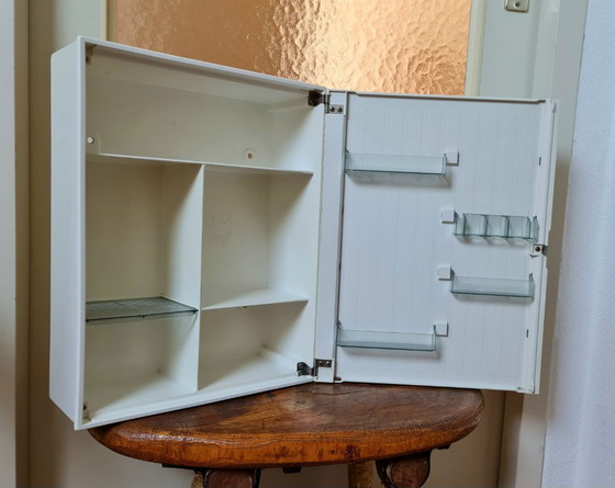Image 1 of Carrara and Matta Medicijnkastje Cabinet Jaren 70