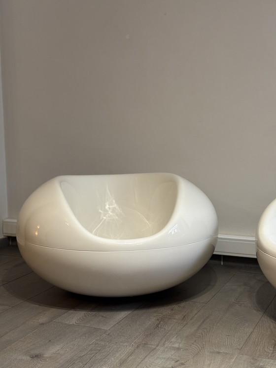 Image 1 of Set of two Pastil armchairs in white – Design icons by Eero Aarnio (1967)