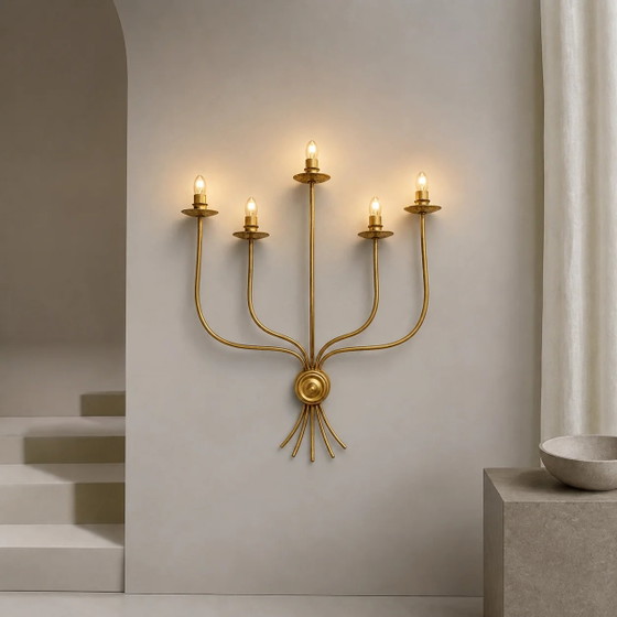Grande applique o candeliere a 5 bracci in metallo verniciato ottone, dal design elegante e minimalista di (photo 5 of 6)