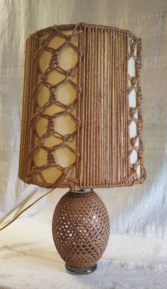 Image 1 of Lámpara de mesa de mimbre y cuerda - años 60/70