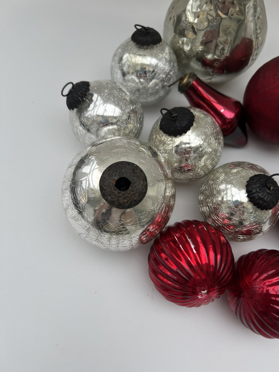 Image 1 of 1. Vintage glazen kerstballenset in rood en zilver