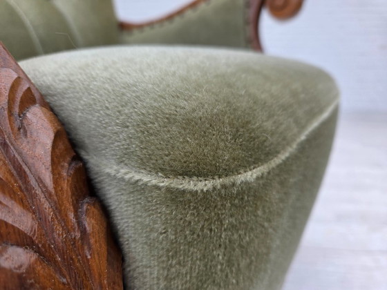 Image 1 of Fauteuil danois des années 1960, velours vert, bois de chêne sculpté.