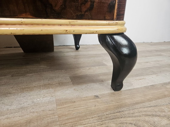 Image 1 of Commode des années 1950 en acajou et érable avec pieds laqués