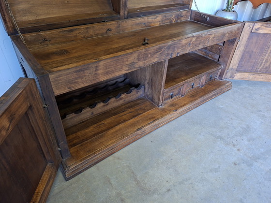 Image 1 of Robusto baule contenitore con cassetti e portabottiglie con serratura e chiave. Dimensioni: 140x56 cm e 73 cm di altezza.