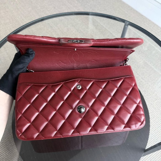 Image 1 of Borsa Chanel Classic Flap Jumbo - Doppia patta 30 cm in pelle di agnello trapuntata rosso scuro con finiture argentate, serie 15