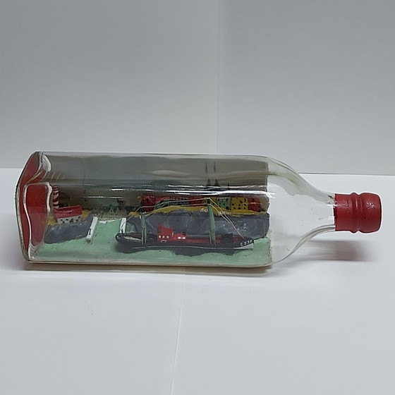 Image 1 of Un bateau dans une bouteille de Johnny Walker (art populaire)