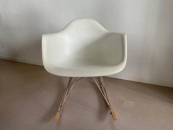 Vitra Eames RAR Schaukelstuhl – Original – Weiß/Chrom – Beistellstühle, Plastic, Metal (photo 2 of 5)