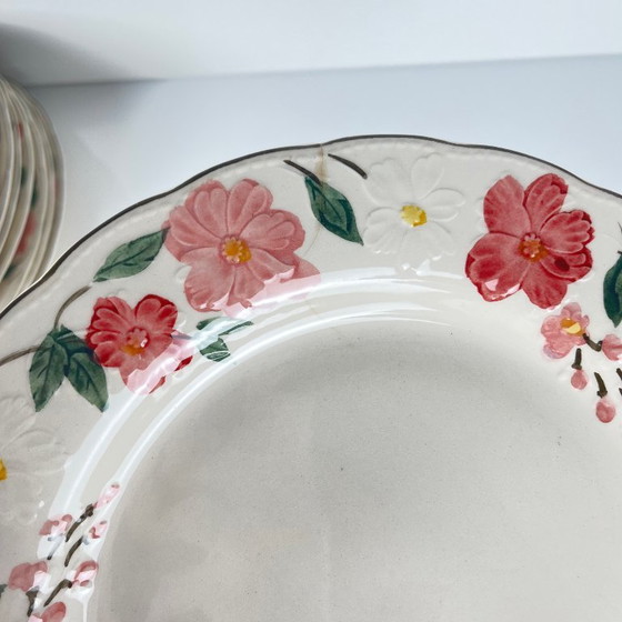 Image 1 of Set di 8 piatti grandi Cameo Florals Malaysia porcelain,1970-90