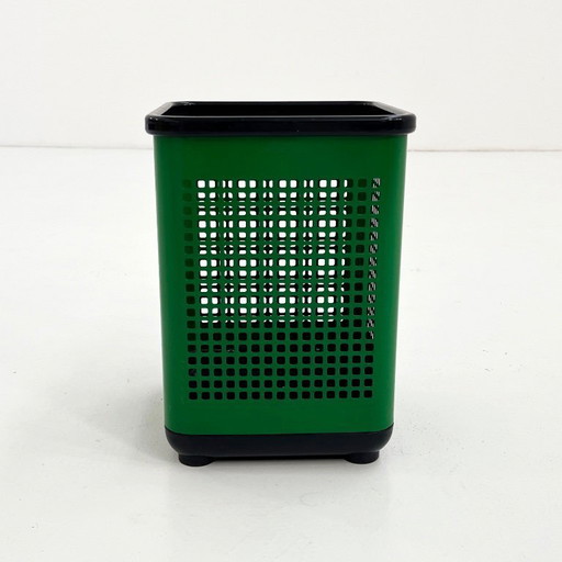Contenedor perforado verde de Neolt, década de 1980.