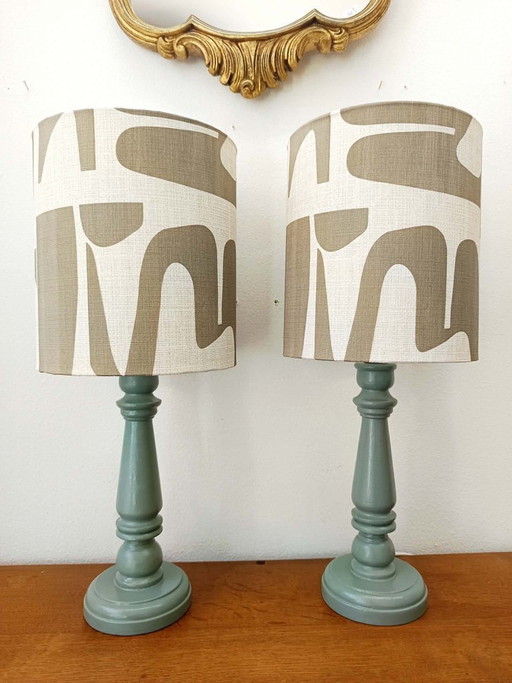 2 op maat gemaakte houten lampen met modernistische lampenkappen