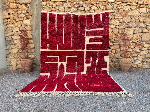 Alfombra Beni Ourain de 300 × 200 cm – Alfombra marroquí de lana hecha a mano con diseño geométrico en color rojo intenso.