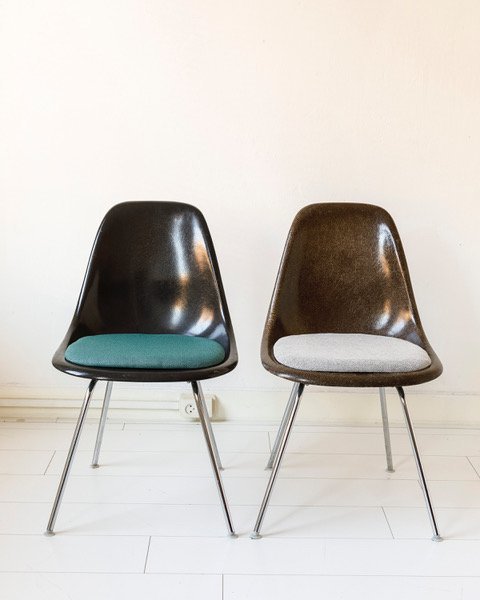 Set van twee Eames kuipjes/ eetkamerstoelen
