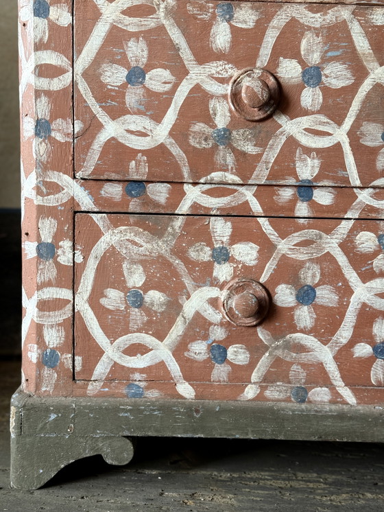 Image 1 of Cassettiera antica a fiori patina antica