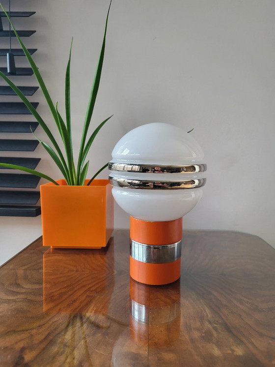 Image 1 of Lampe de table vintage avec base en bois orange et abat-jour boule en verre des années 1960