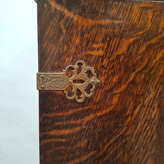 Antique oak sideboard with a central glass door and striking ball feet – Wood (photo 6 of 15)