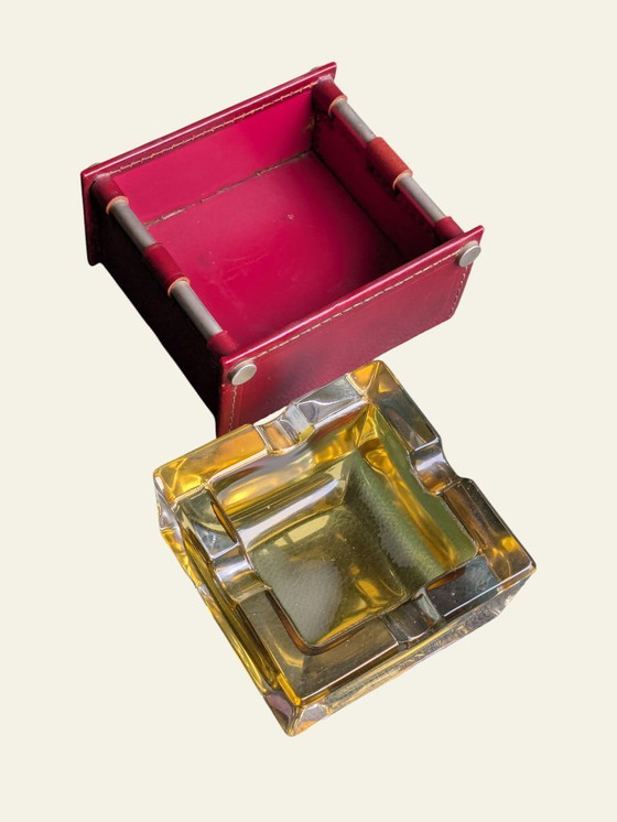 Image 1 of Raro posacenere di metà secolo in vetro giallo con custodia in pelle rossa | anni '60 vintage