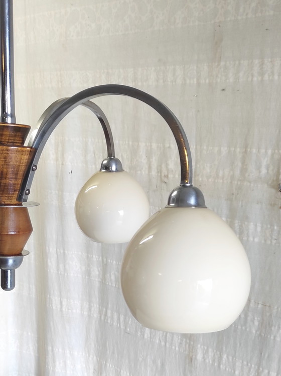 Image 1 of Art Deco kroonluchter met 4 lampen, uitgevoerd in verchroomd metaal met opalen bollen - jaren 1940/50