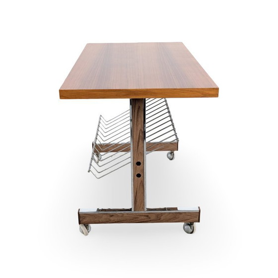 Image 1 of Tavolino laterale di metà secolo, tavolino da caffè vintage, carrello portagiornali in teak