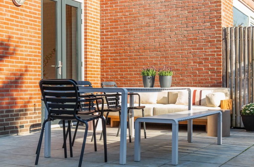 Table de jardin, banc de jardin et 4 chaises de jardin de la marque design Zuiver (série Vondel)