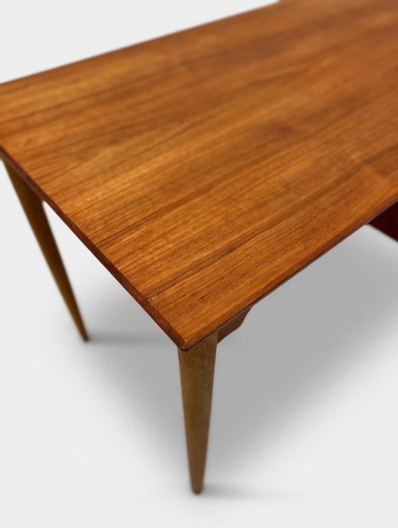 Image 1 of Dänischer kleiner Schreibtisch aus Teak und Buche, 1950er Jahre.