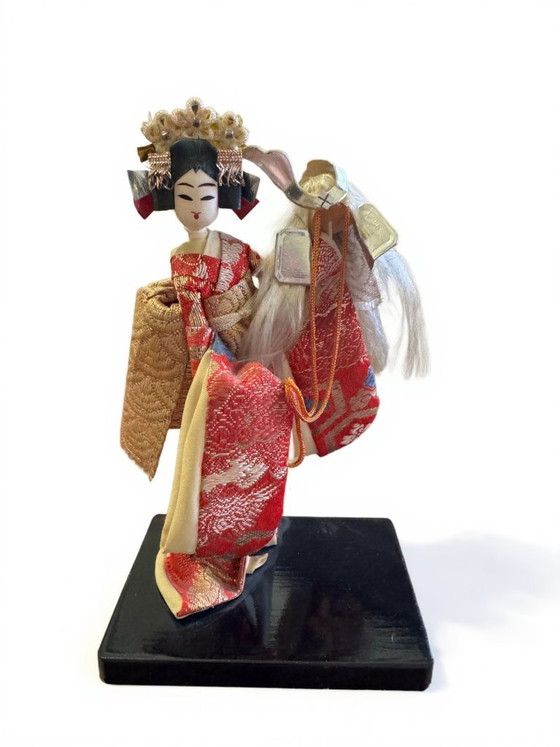 Image 1 of Conjunto de tres muñecas decorativas tradicionales japonesas.