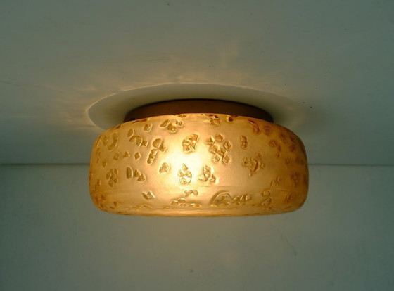 Image 1 of Vintage plafondlamp uit de jaren 70 in mid-century stijl, inbouwmodel of wandlamp, geëtst amberkleurig glas.