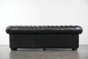 Schwarzes Chesterfield-Sofa mit 3 Sitzen aus Kuhfell und passendem Hocker