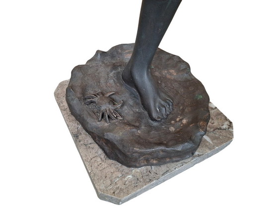 Image 1 of Prächtige Bronzeskulptur: „Das vom Krebs gebissene Kind“ 1990