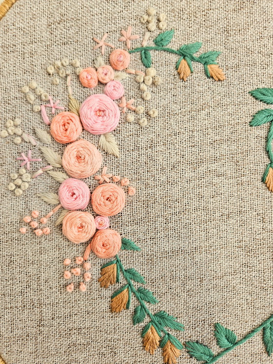 Image 1 of Decorazione murale con ricamo floreale Boho – Design a forma di ghirlanda a forma di cuore – 37 cm