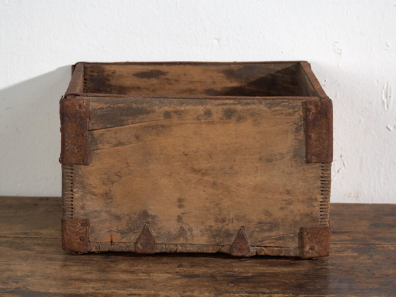 Antique Chinese wooden basket with iron straps – China, circa 1900 – Decorative Objects (photo 15 of 40)