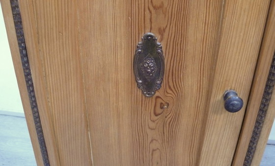 Image 1 of 2 Biedermeier Nachttische mit Vitrinen-Aufsatz um 1870, Naturholz + Facettenglas