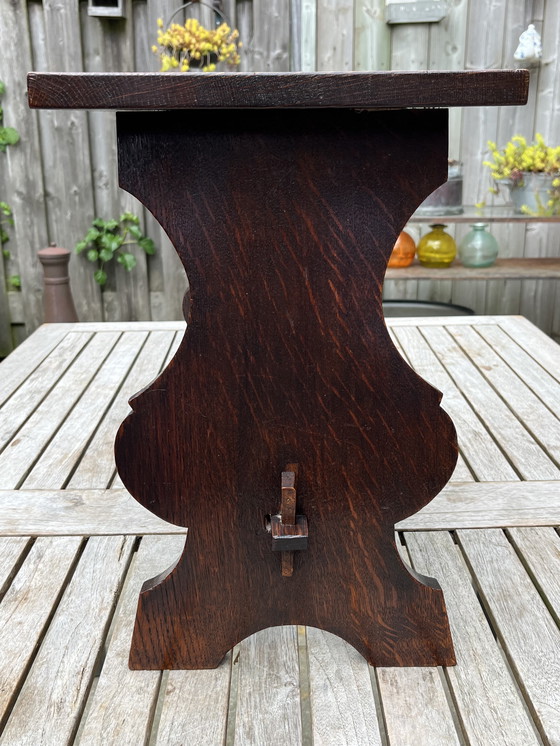 Image 1 of Table d'appoint de l'école d'Amsterdam | Chêne massif | 1920-1940 | Unique Craftsmanship