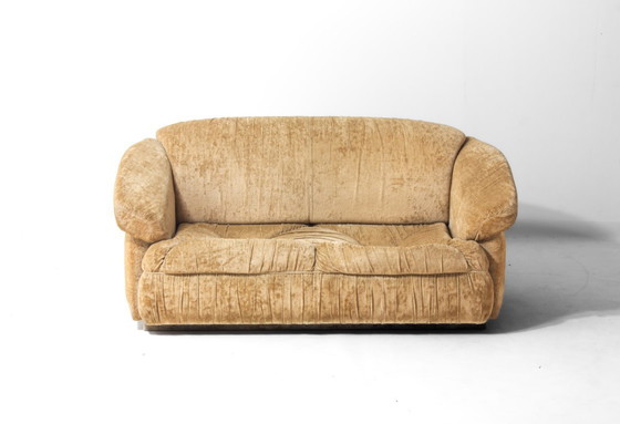 Image 1 of Italienisches Zweisitzer-Sofa aus beigefarbenem Samt, 1970er Jahre