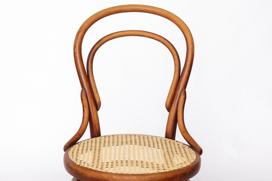 Image 1 of Silla Thonet n.° 14 antigua: emblemática silla de madera curvada con asiento de caña de las cafeterías vienesas.