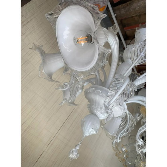 Image 1 of Lampadario in vetro veneziano in stile Murano trasparente e bianco latte con dettagli floreali e fogliacei