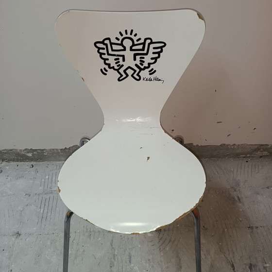 Image 1 of Página 1 de 18 Juego de 4 sillas Keith Haring de Arne Jacobsen para Fritz Hansen